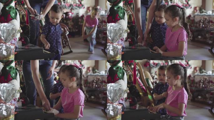 拉丁裔男孩在客厅里用麦克风和弹钢琴的小妹妹玩耍