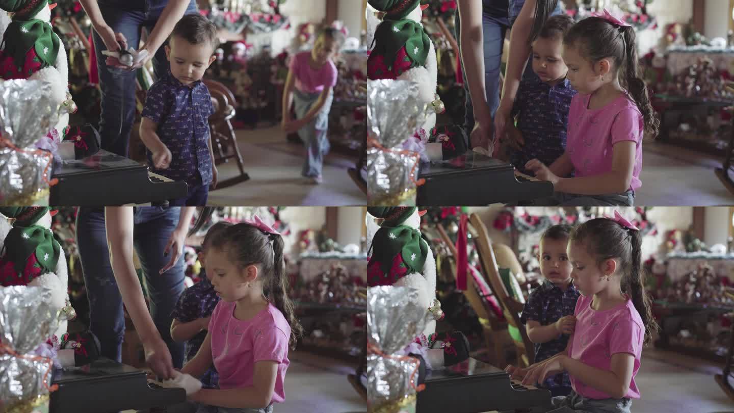 拉丁裔男孩在客厅里用麦克风和弹钢琴的小妹妹玩耍
