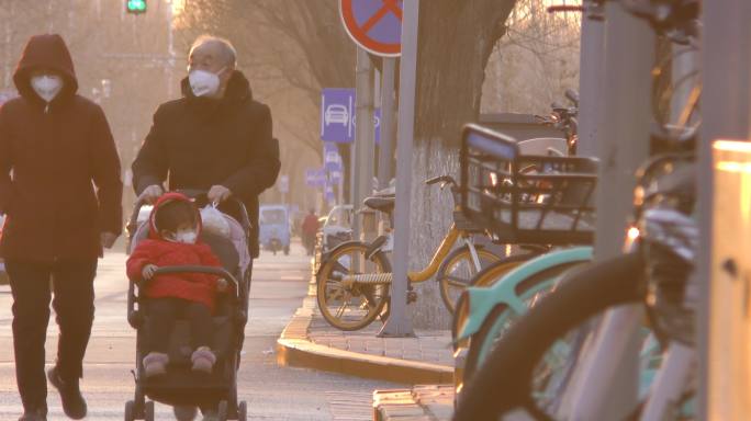 骑行上班忙碌生活城市街道清晨人文城市冬天