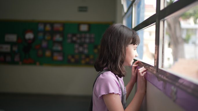 学校走廊上一个女孩的肖像