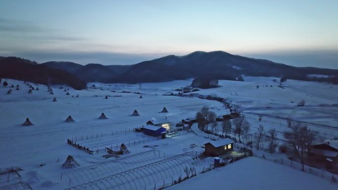 雪后山村一间小房灯光照在地面