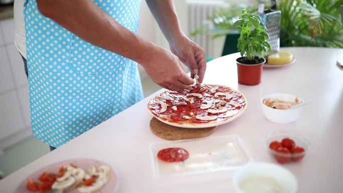 一名男子制作披萨的特写视频