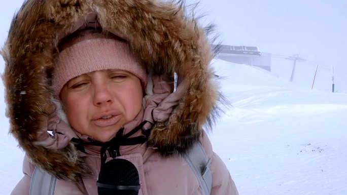 气象记者在冬季山区谈话
