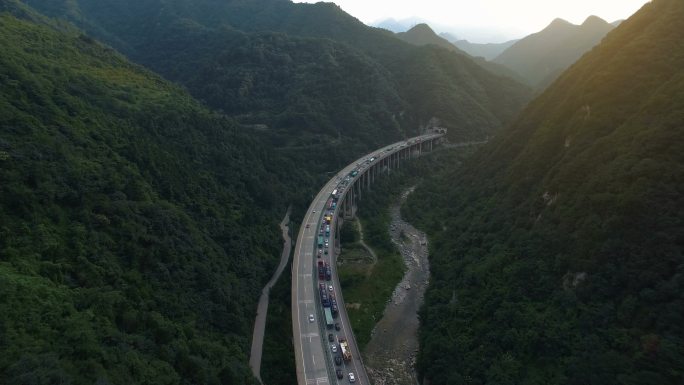 中国陕西秦岭高速公路航拍