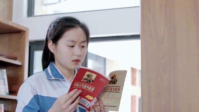 【4K】高中女生图书馆看书学习