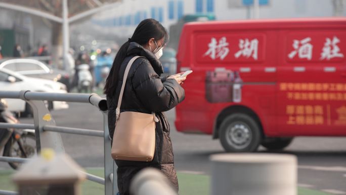 等红绿灯 低头看手机的女孩