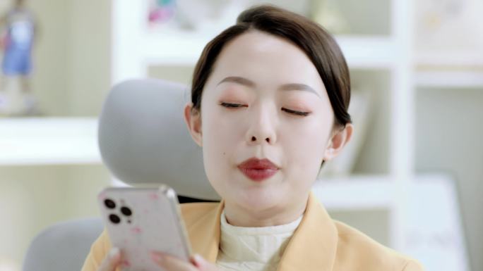 【4K】职场女性美女上班玩手机