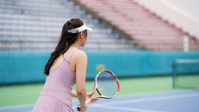 定期训练将使我们发展网球的技巧、技巧和技巧。