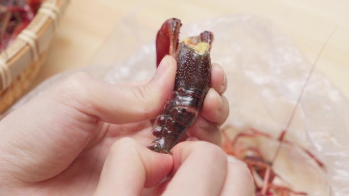 清洗小龙虾去虾线夏季美食展示分镜