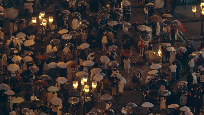 解放碑雨中的人群