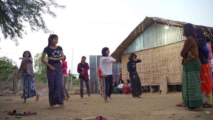 缅甸女孩儿跳舞
