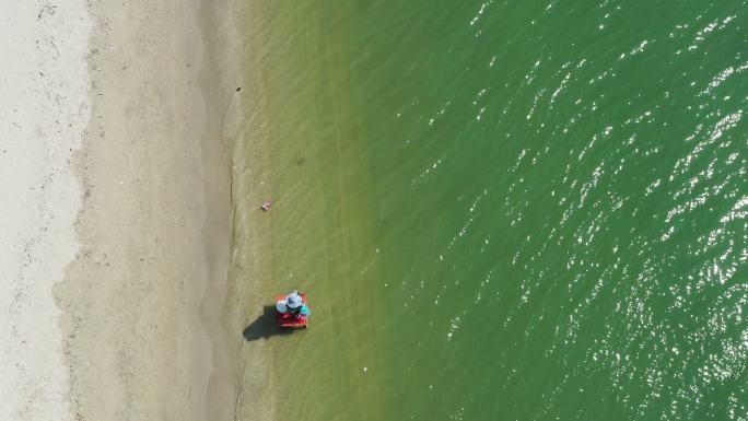 渔民在空中的湖景中等待捕鱼