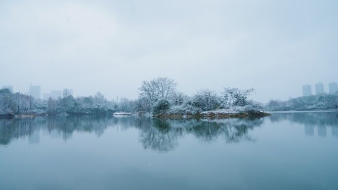 唯美湖面下雪倒影实拍4k空镜头