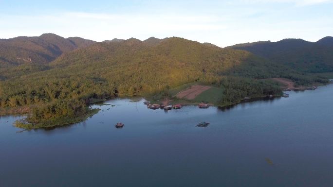 日落时美丽海湾和山间木筏的鸟瞰图