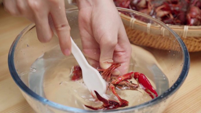 清洗小龙虾夏季美食展示分镜