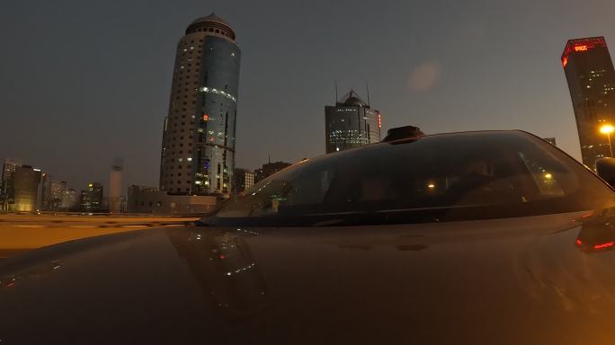 汽车视角车头固定北京CBD夕阳傍晚行驶