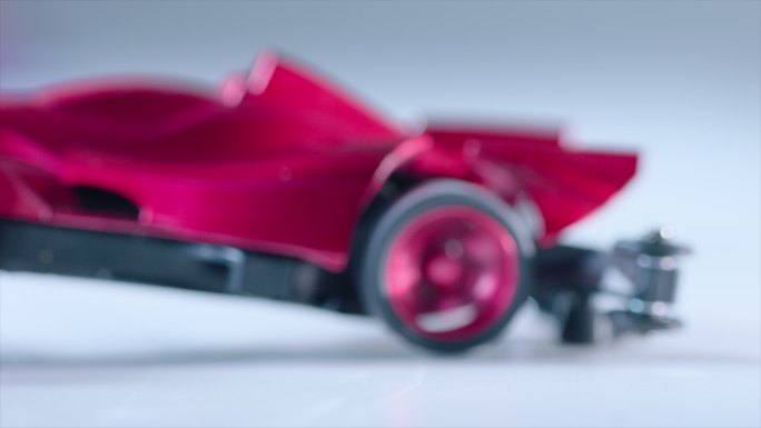 红色跑车车模 后轮高速旋转
