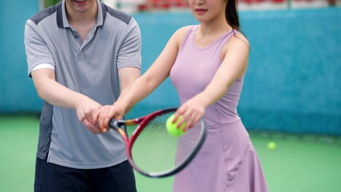 教练教授握网球拍的基本技巧。为新球员击球