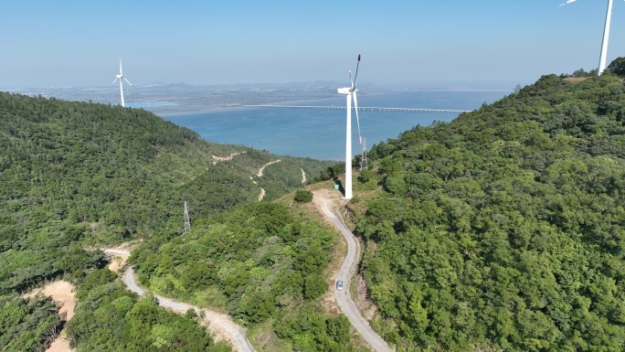 4k航拍 海边自驾山路 风车