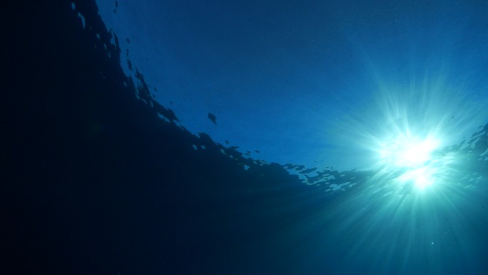 海水表面的阳光水下拍摄太阳海底世界水面波