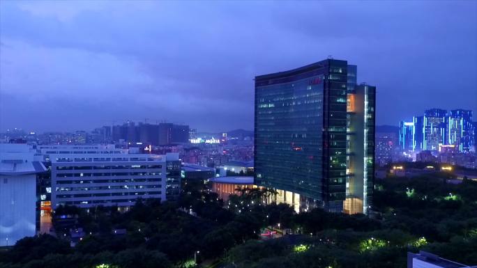 航拍深圳华为总部行政大楼 侧推 夜景