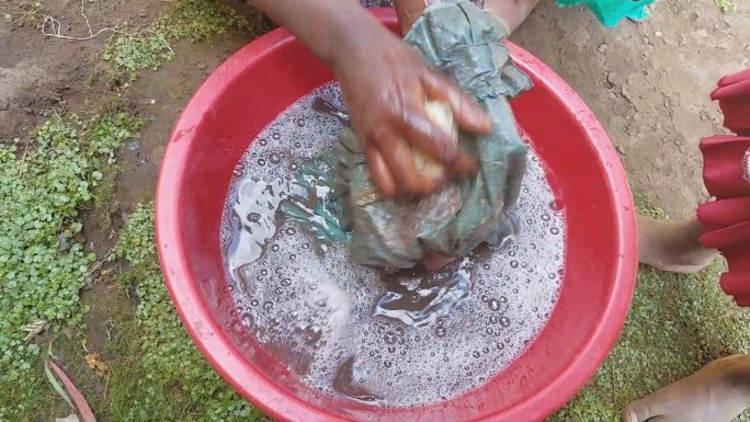 乌干达妇女洗手布脏水搓洗洗衣服生活用水缺