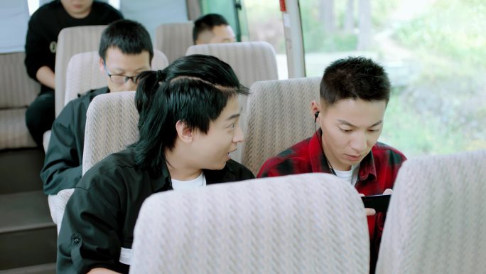 【4K】男子乘坐客车交流交谈照片