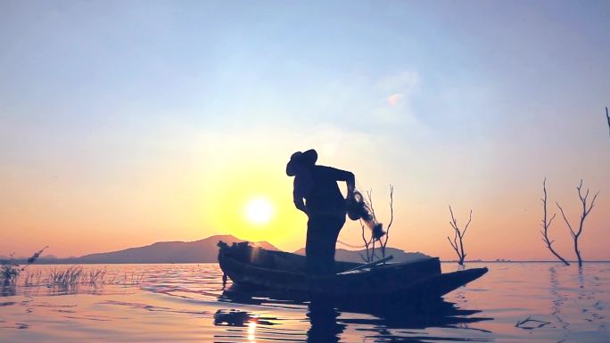 泻湖日落时渔民当地生活方式的慢镜头