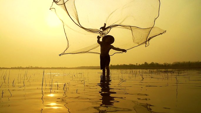 高清慢镜头：渔民在日出时分工作的当地生活方式。