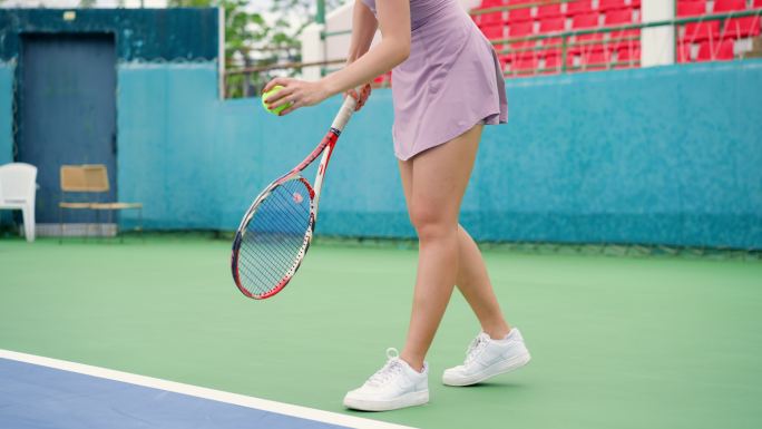 女网球运动员选择适合她们手的球拍，她们的重量恰到好处，不太重也不太轻。