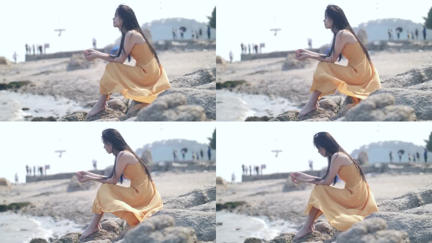 女孩坐在海边的侧脸视频素材