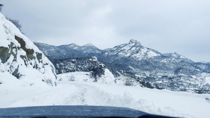 降雪大雪的冬季山脉雪景唯美雾凇自然风光