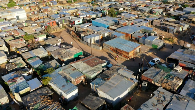 鸟瞰南非贫困地区一个非正式定居点的景观。乡镇或棚户区、低收入住房和贫困