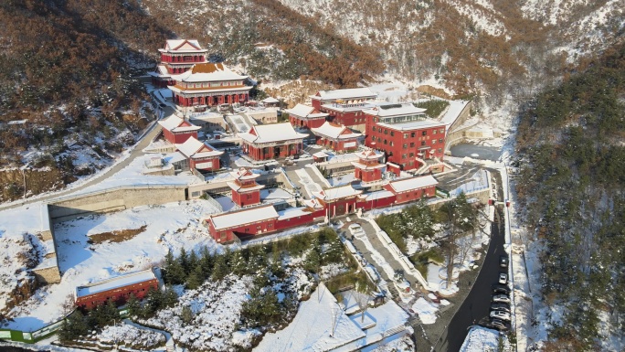 航拍冬季雪后的威海里口山广福寺