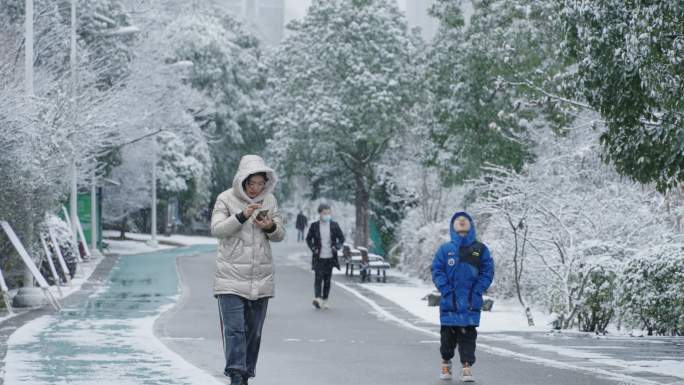 下雪公园走在路上的人慢动作升格镜头