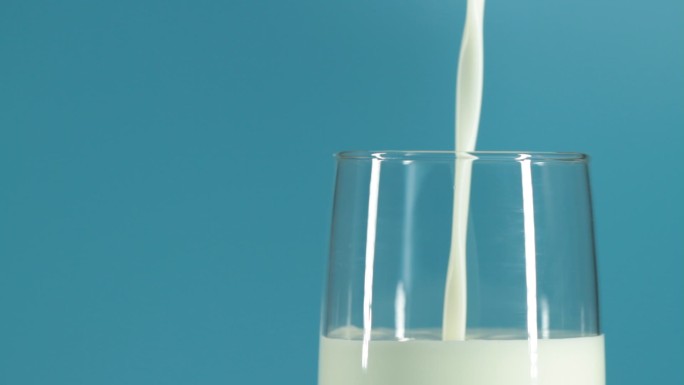 倒牛奶特写倒入牛奶水杯玻璃杯广告片