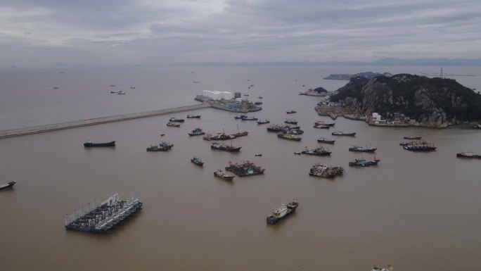 海边渔船出海归来意境大海