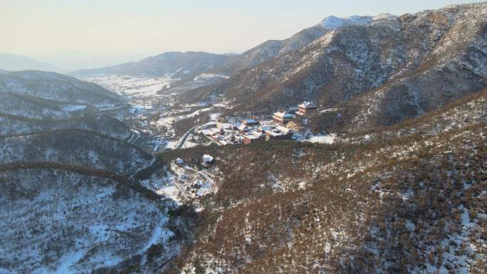 航拍冬季的山东威海里口山广福寺雪景