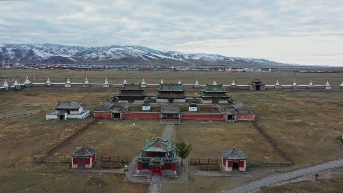 鸟瞰蒙古部落村庄的佛寺