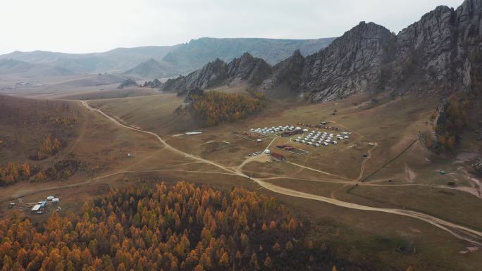 日落时分的蒙古游牧村落鸟瞰图