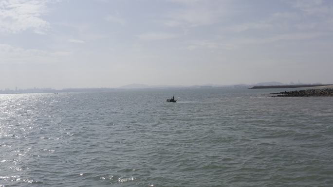 小渔船捕鱼渔民的低角度航拍