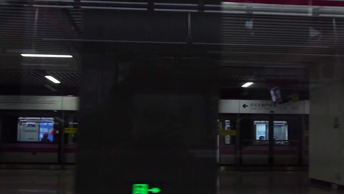 经过地铁站驶入隧道的列车