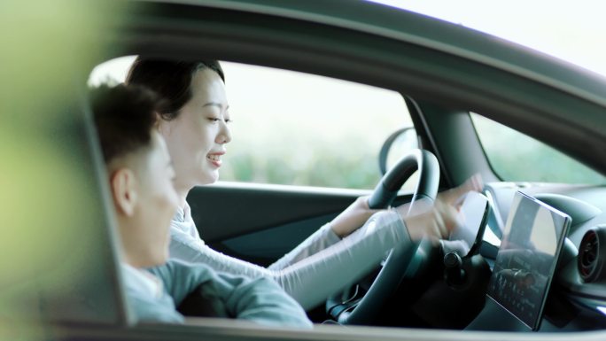 【4K】夫妻自驾美女开车手机导航
