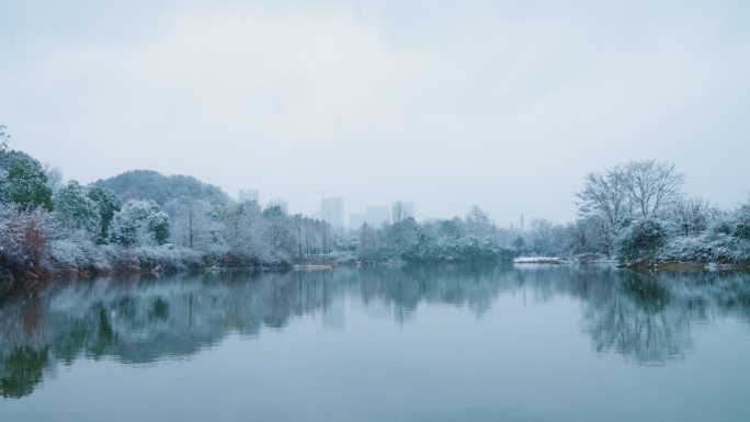 公园雪景唯美倒影