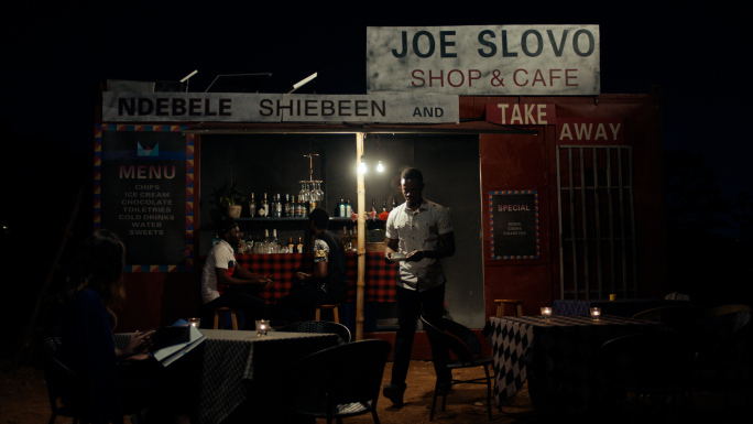 非洲野外小酒吧招待客人停电了