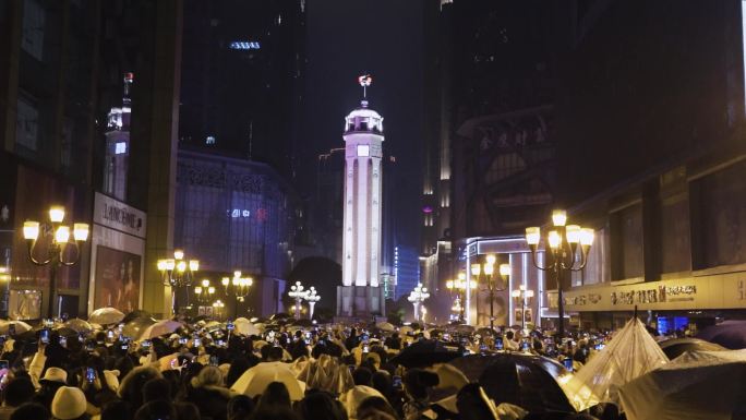 雨中等待2023年到来人群