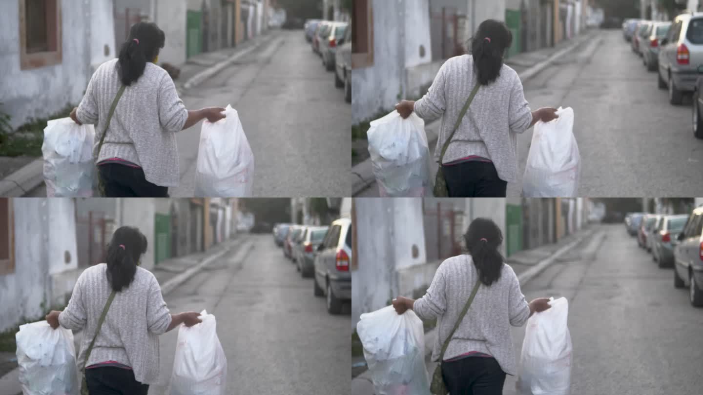 搬运垃圾袋的妇女捡垃圾穷苦百姓