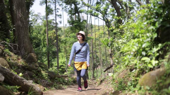 年轻女子登山女人登山旅游徒步旅行