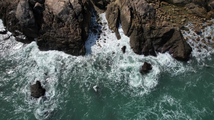 海水冲击岸边石头