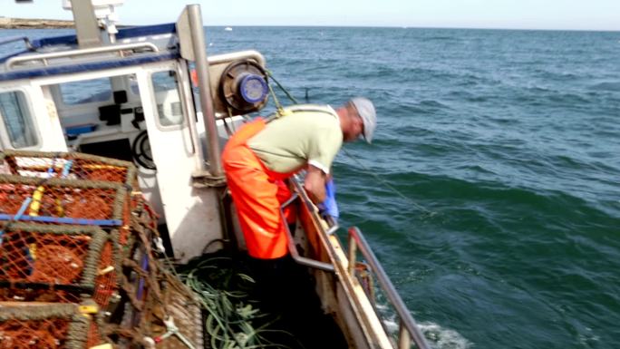 渔民捕龙虾水上养殖俯拍航拍渔业大海渔民